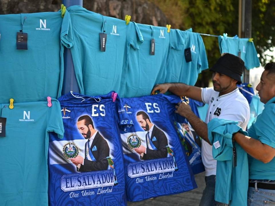 Un vendedor ambulante vende camisetas con la imagen del presidente salvadoreño y candidato a la reelección Nayib Bukele durante las elecciones presidenciales y legislativas en San Salvador.