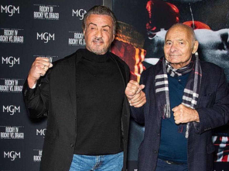 Sylvester Stallone y Burt Yong, hizo referencia en que “La gran prosa sigue vivo. Te quiero Sylvester”, es el texto que acompaña la imagen.