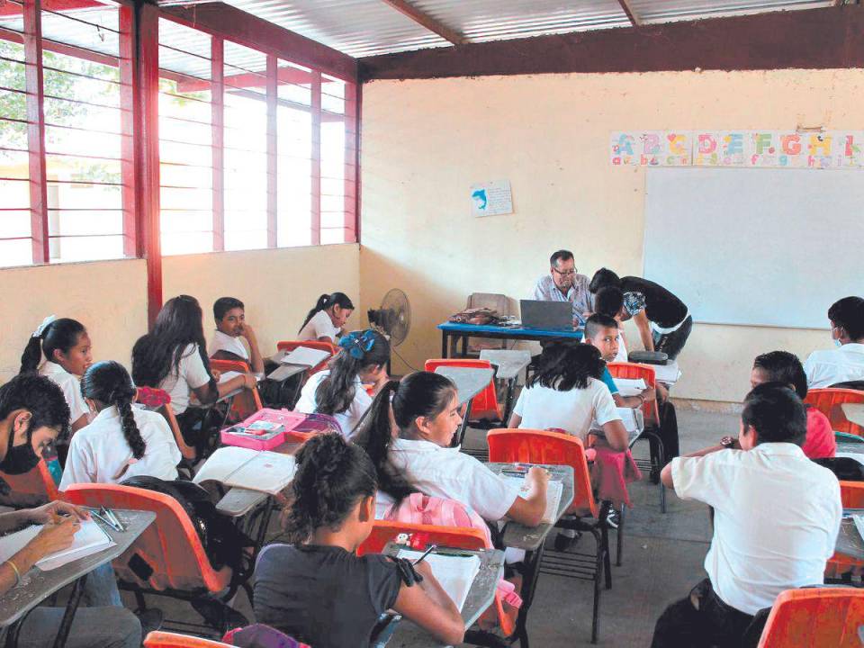 El cierre de los centros educativos debido a la pandemia del covid-19 reveló las falencias que tienen muchos docentes hondureños en el uso de la tecnología y herramientas digitales.