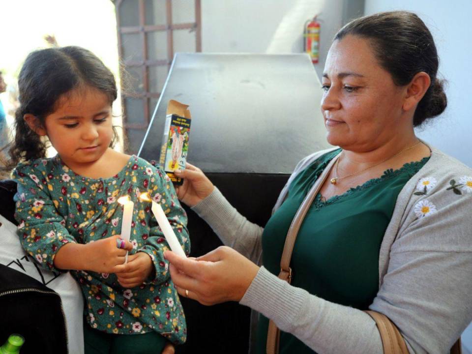 Por más de 17 años Rosmeri Carranza le pidió a la Virgen de Suyapa le regalara un hijo y hoy llega con su hija a presentarla y dar gracias.