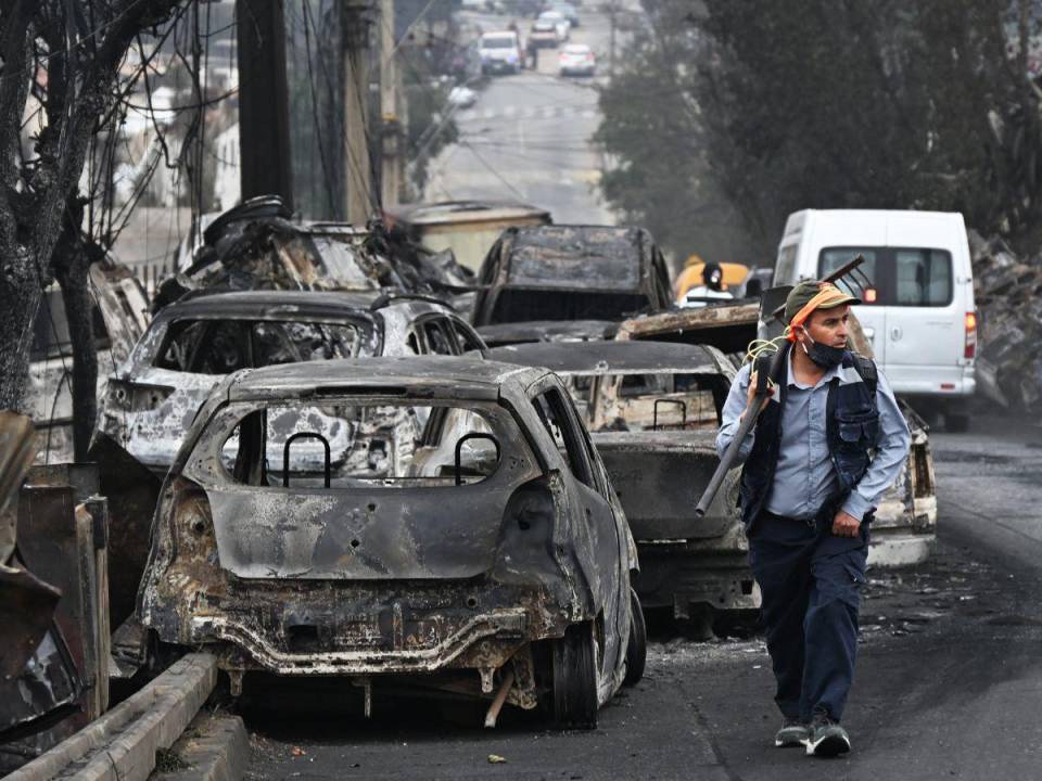 “Chile entero llora a Valparaíso”, dijo el presidente Gabriel Boric, al decretar desde este lunes dos días de duelo por los 122 muertos y miles de personas sin casa que han dejado hasta ahora los incendios forestales que ya figuran entre los tres más mortíferos del mundo del siglo XXI.