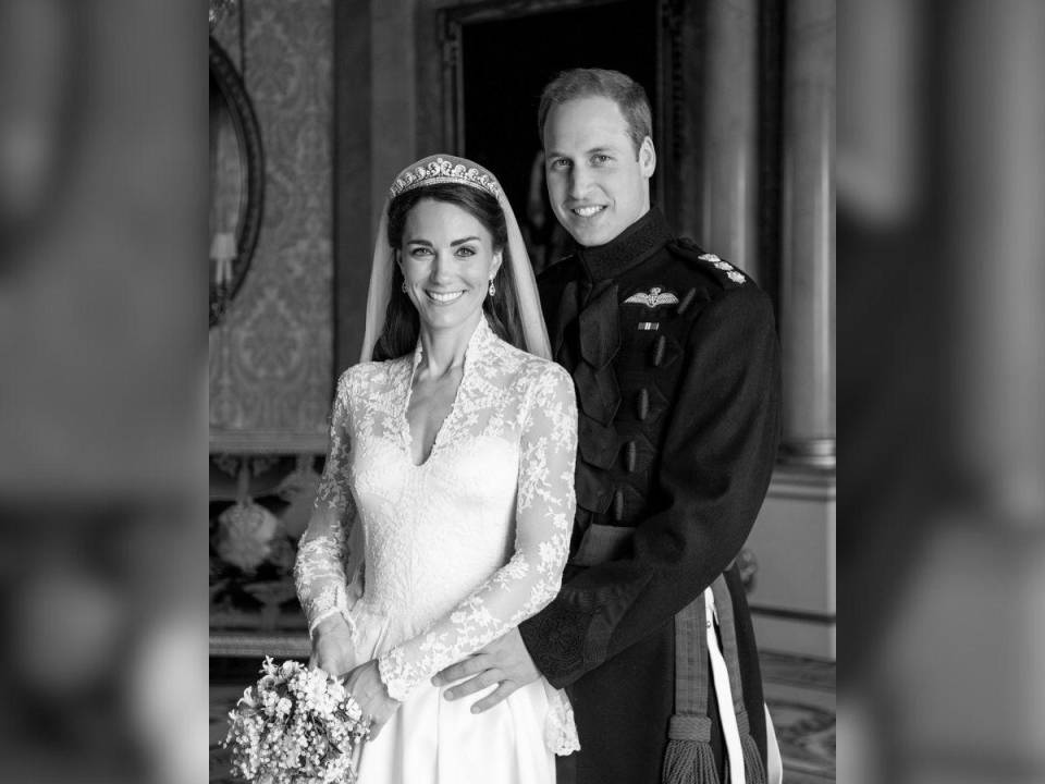 13 años de aniversario de bodas cumplen este 29 de abril el príncipe William y la princesa Kate Middleton. A continuación te contamos a detalle su historia de amor que inició hace 23 años, en 2001, en la Universidad de Saint Andrews.