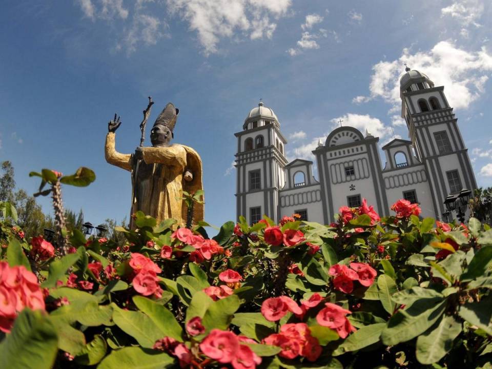 Este sábado 3 de febrero se cumplen 277 años del hallazgo de la Virgen de Suyapa y las autoridades de la Iglesia Católica pulen los últimos detalles para la importante conmemoración, la Basílica Mayor de Suyapa ya está preparada para recibir a cientos de fieles que año con año llegan desde distintas partes del país para el aniversario. A continuación un recorrido por sus instalaciones.