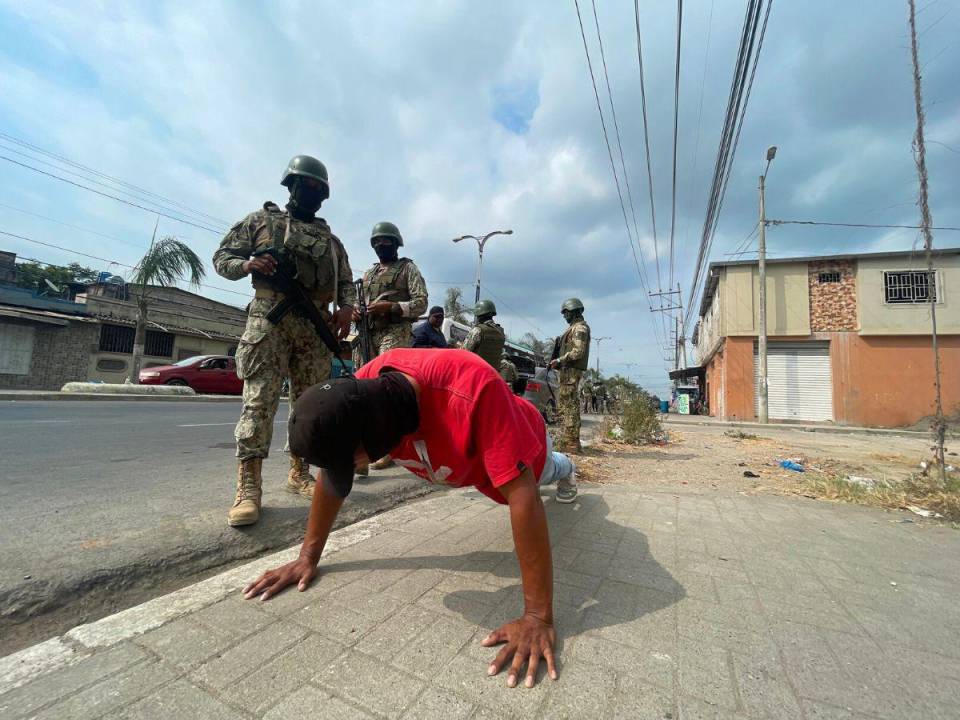 En imágenes compartidas por la cartera y las fuerzas armadas se observa a militares empuñando armas largas mientras inspeccionan a motociclistas