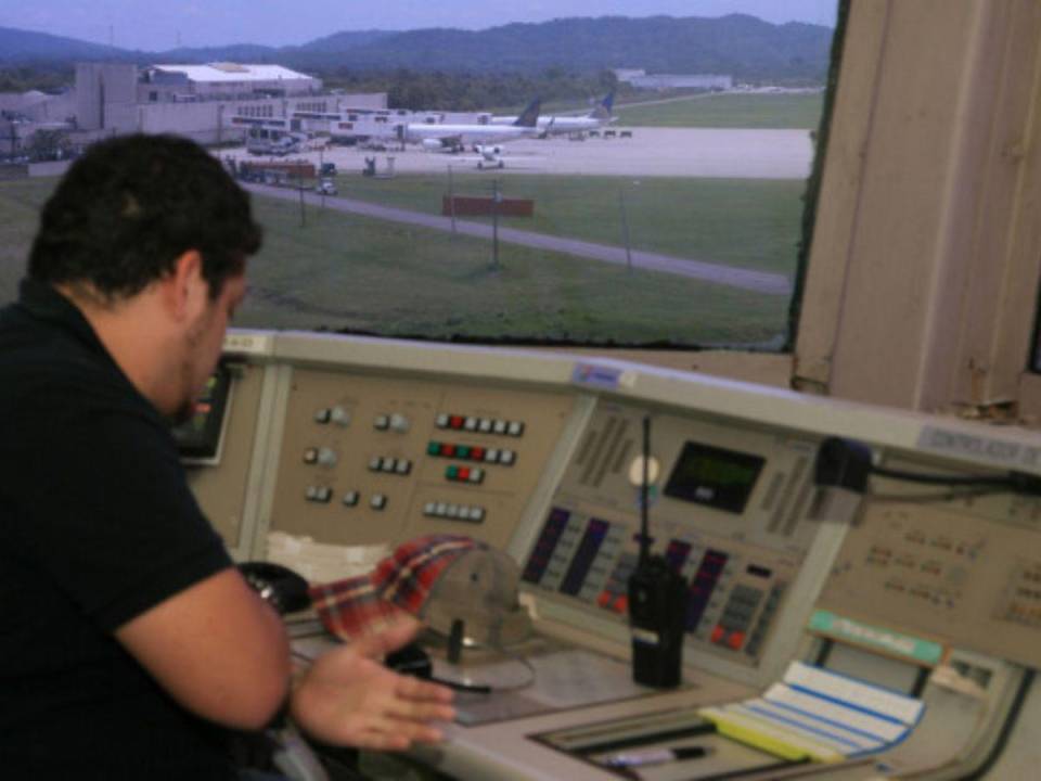 Las personas que pasen todos los programas tendrán oportunidad de trabajar como controlador de tránsito aéreo.