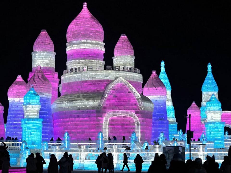 La ciudad china de Harbin aparece en el mapa de los destinos invernales más fascinantes del mundo con su 40º Festival Internacional de Esculturas de Hielo y Nieve. A continuación las espectaculares imágenes de esta mágica ciudad.
