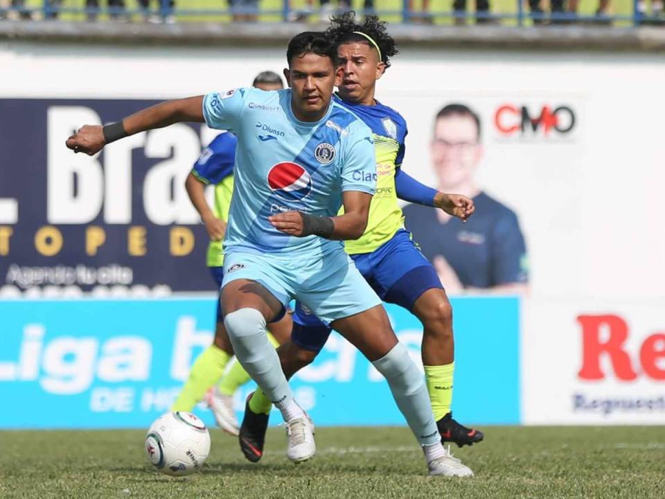 Luis Vega y Henry Gómez disputando el balón en el centro del campo del Juan Ramón Brevé.