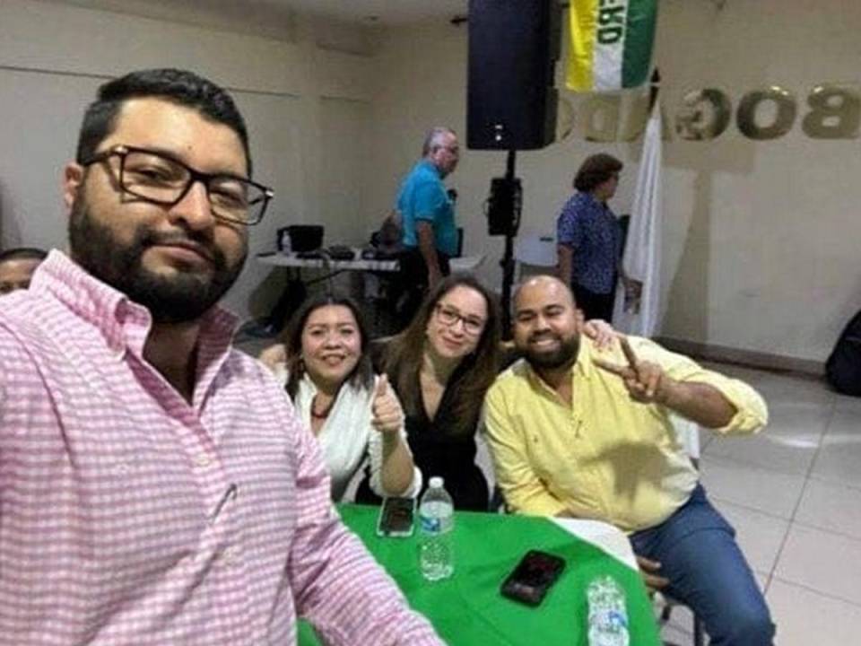 Vallecillo está acompañado por Rafael Sarmiento, Desiré Flores Dubón y Karla Escalante en la polémica imagen.