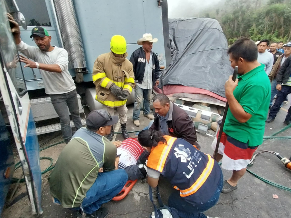 Miembros de la UME dieron asistencia al conductor que resultó herido en este accidente.