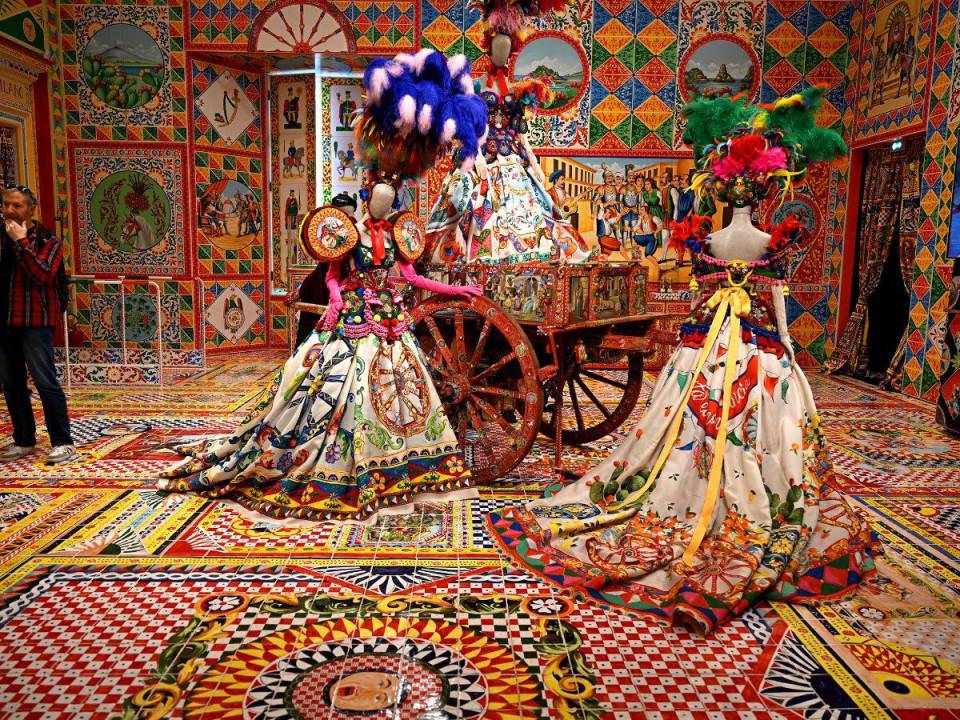 La exposición “Del corazón a las manos: Dolce &amp; Gabbana”, presentada del 7 de abril al 31 de julio en varias plantas del Palacio Real de Milán, Italia, está dedicada a la colaboración entre la artesanía italiana y la marca italiana, una de más exitosas en la historia de la moda.