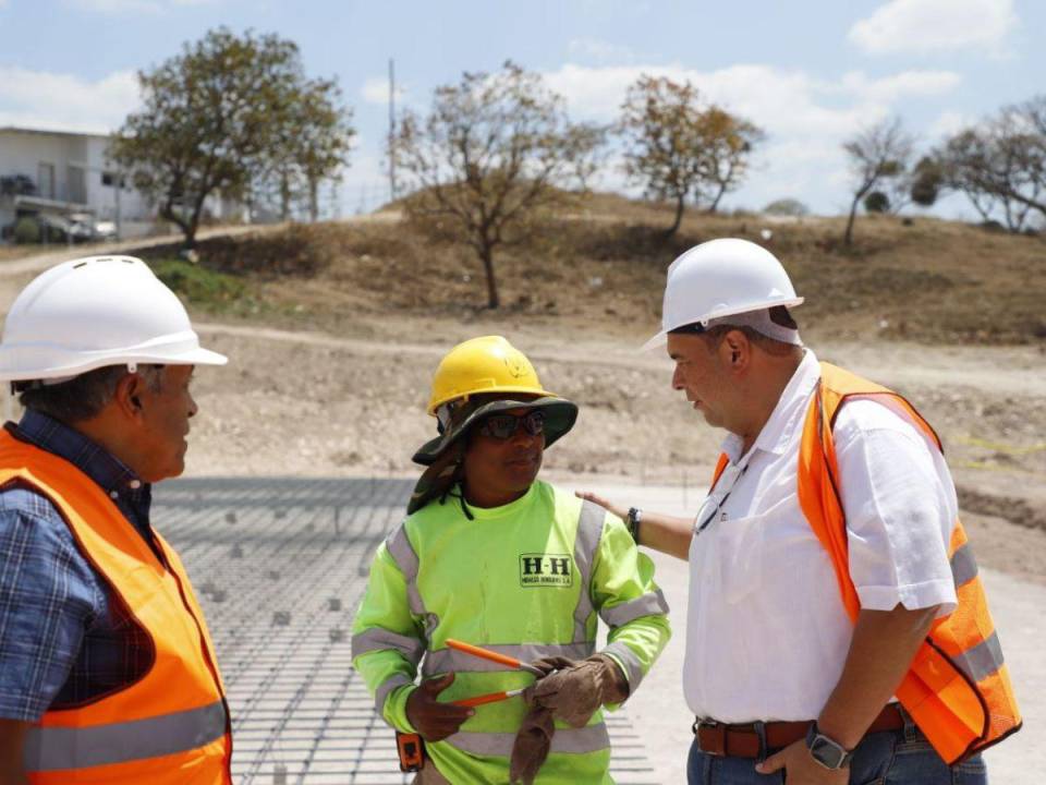 El alcalde de la capital, Jorge Aldana, regresó a la represa San José para conocer los trabajos que se realizan en la zona, luego de la explosión controlada que causó que tres personas resultaran heridas, entre ellas el mismo edil.