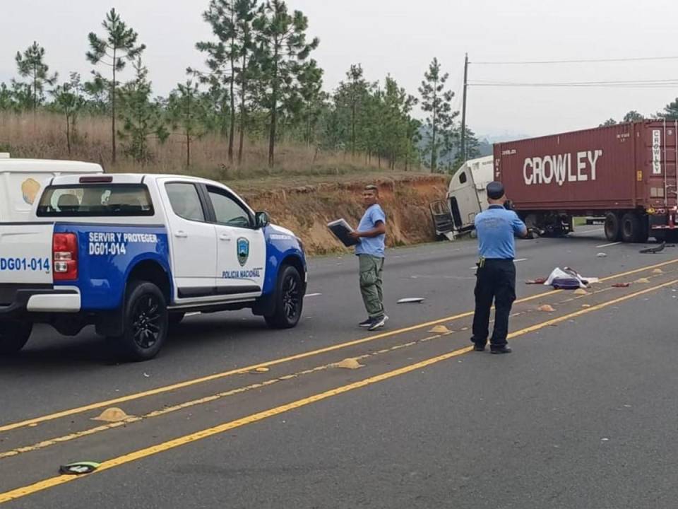 Las imágenes de la escena muestran la rastra atravesada en el carril contrario y el cuerpo de la víctima en medio de la carretera.