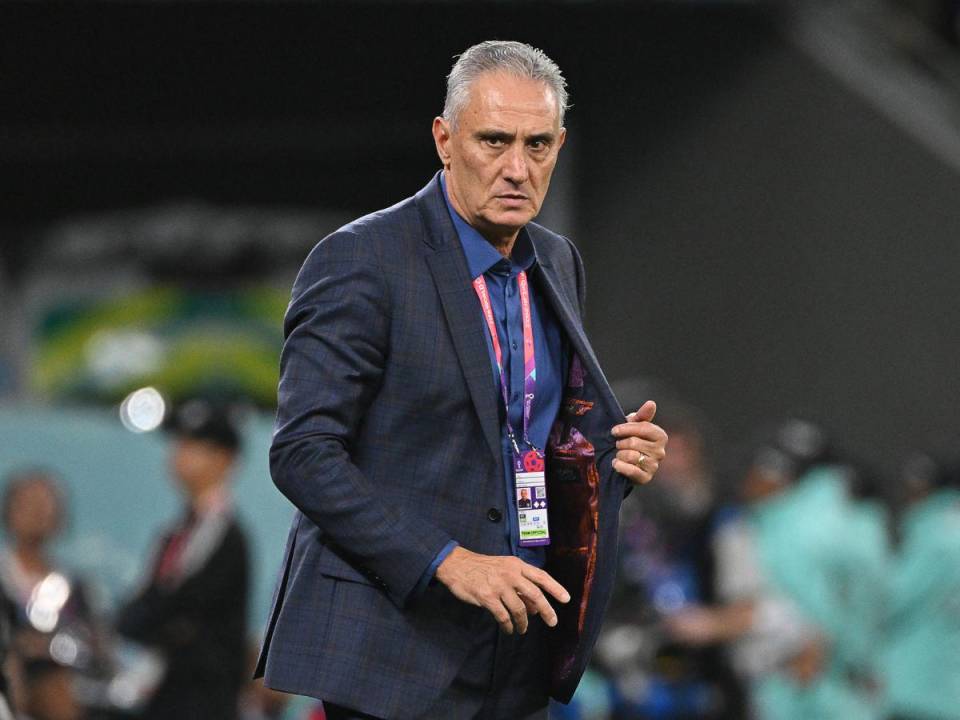 Tite lució confundido durante el juego entre Brasil y Croacia por los cuartos de final del Mundial de Qatar 2022.