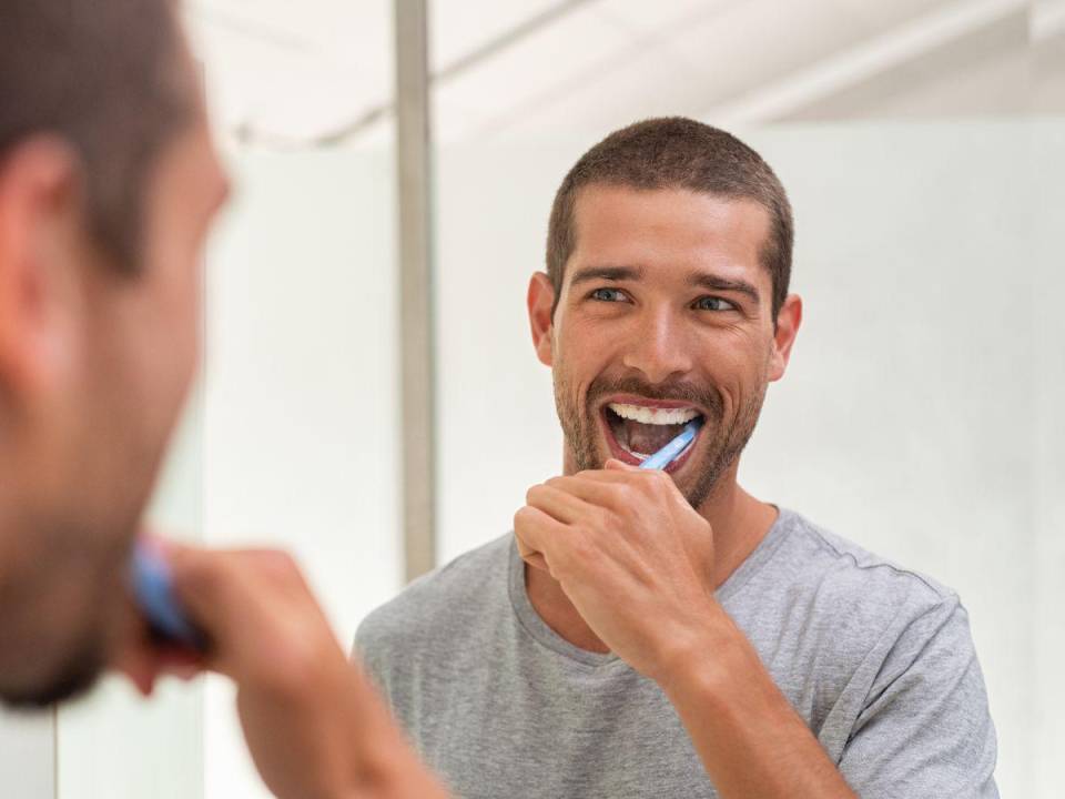 Hay que mantener una correcta higiene bucal, empezando por cepillar dientes, muelas, encías, mejillas por dentro y lengua al menos tres veces al día.