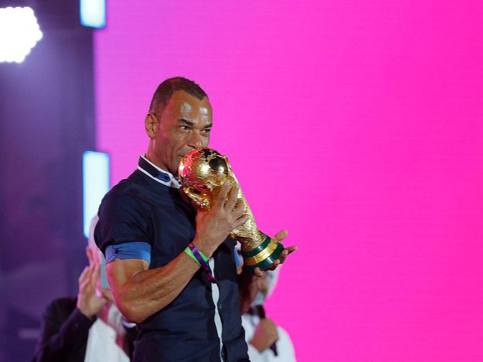 El exjugador de fútbol Cafu de Brasil posa con el trofeo en el escenario durante el día inaugural del FIFA Fan Festival en el parque Al Bidda en Doha el 19 de noviembre de 2022, antes del torneo de fútbol de la Copa Mundial de Qatar 2022.