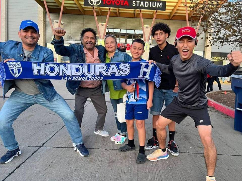 El ‘bloguer’ de origen japonés con nacionalidad estadounidense que radica en Honduras, Shin Fujiyama, viajó hasta Dallas, Texas, con la finalidad de brindarle su apoyo a la Selección Nacional de Fútbol que se enfrentará este sábado contra Costa Rica, ambas selecciones compiten por su boleto a la Copa América.