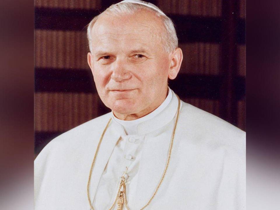 - El largo calvario de Juan Pablo II - El predecesor de Benedicto XVI, Juan Pablo II, murió el 2 de abril de 2005 en el Vaticano a los 84 años, debido a la enfermedad que convirtió en calvario el final de sus 26 años al frente de la Iglesia católica. Después de dos hospitalizaciones sucesivas y una traqueotomía en febrero de 2005, el estado de salud de Juan Pablo II se agravó bruscamente unos días antes de su muerte, tras una infección urinaria, una septicemia y un paro cardíaco.