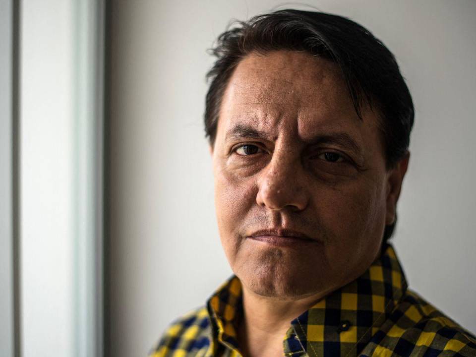 El entonces periodista ecuatoriano Fernando Villavicencio posa para una foto en Lima el 19 de abril de 2017. El candidato presidencial Fernando Villavicencio fue asesinado a tiros el 9 de agosto de 2023 después de un mitin en Quito.