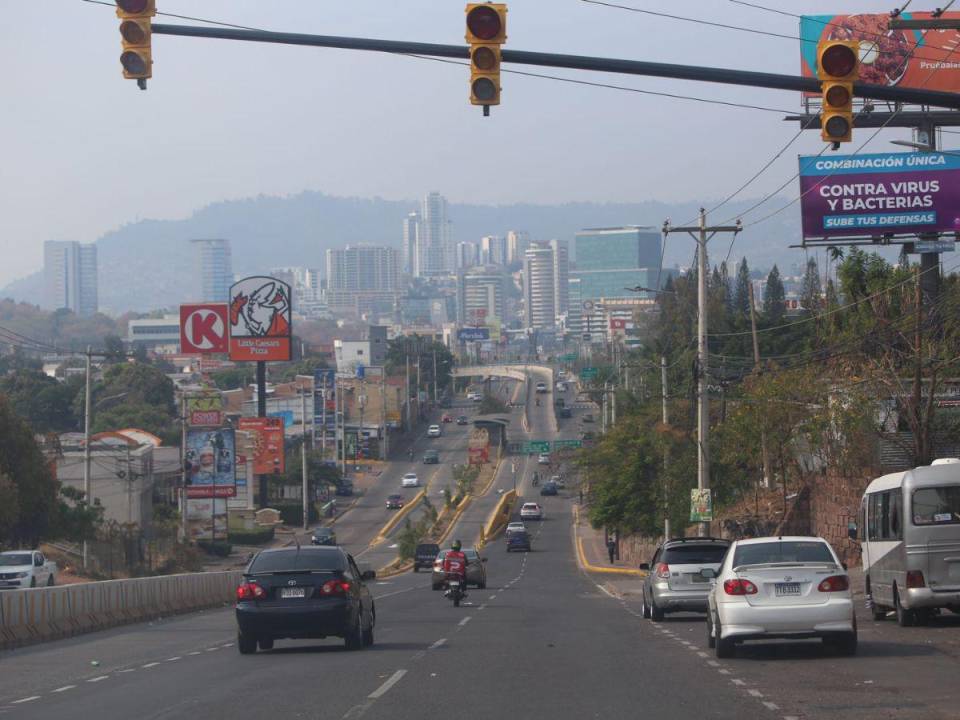 En un recorrido realizado por los bulevares de la capital hondureña se corroboró lo vacía que luce este Jueves Santo. Estas son las imágenes.