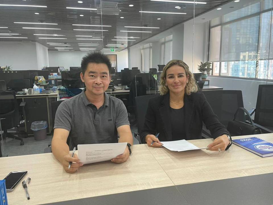 <i>La presidenta de Sercargo Logistics, Karla Matamoros de Cruz en la firma de contrato de apertura de operaciones en Shenzhen, China.</i>