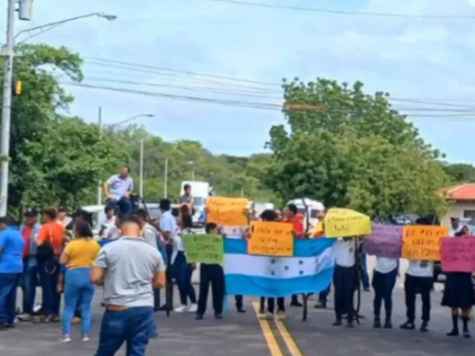 Docentes, padres de familia y alumnos se tomaron la carretera Panamericana en contra de la Secretaría de Educación.