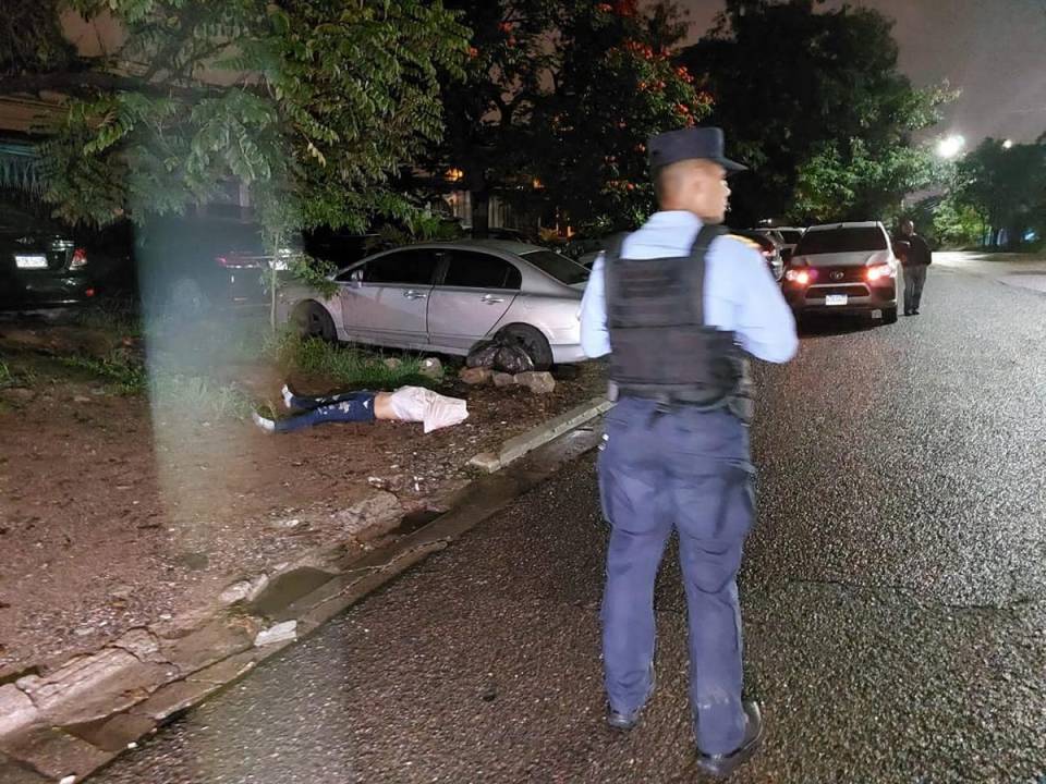 El cuerpo encostalado fue lanzado a simple vista a solo centímetros de la importante vía en la capital.