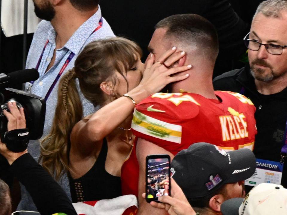 Luego de que Travis Kelce se proclamara campeón del Super Bowl, recibió el abrazo del amor de su vida, Taylor Swift. Aquí las imágenes.