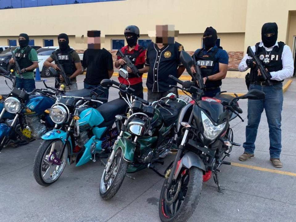 Dos hombres identificados como “Gamey” y “Guazón” fueron detenidos en la colonia Fuerzas Unidas. Horas más tarde, se detuvo a un tercer individuo que pretendía vener una moto usada.