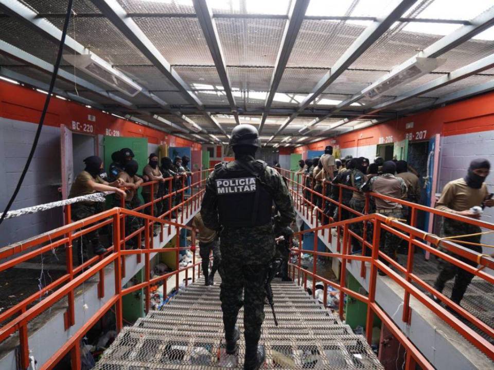 Armas de grueso calibre, teléfonos satelitales, proyectiles y envoltorios de supuesta droga siguen siendo decomisados por la Policía Militar durante la intervención.