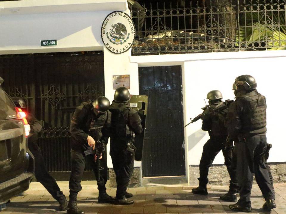 La irrupción a la Embajada de México en Ecuador para detener al ex vicepresidente ecuatoriano Jorge Glas ha derivado en una crisis en las relaciones diplomáticas de Ecuador con México y otros países de la región. Aquí te mostramos las imágenes del asalto policial.