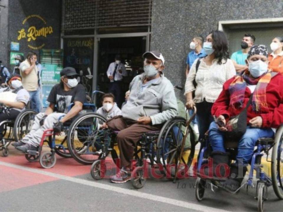 Personas en sillas de ruedas deben circular por las calles ante la falta de rampas en aceras.