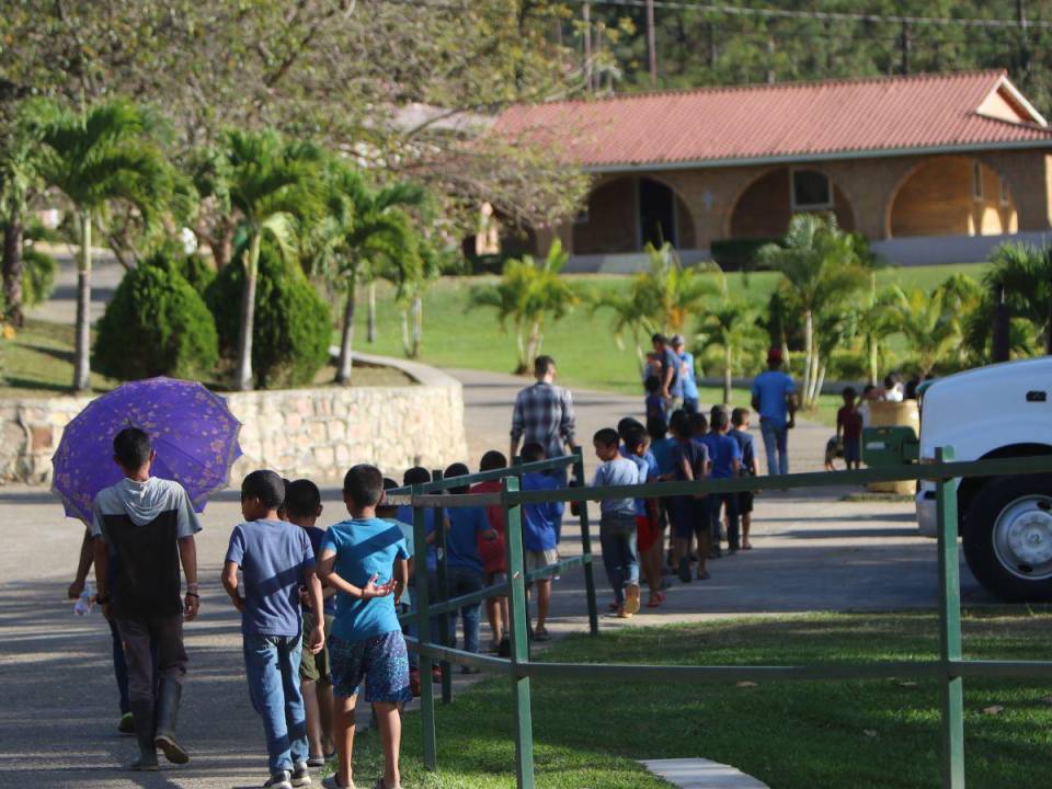 Los niños siempre preguntan ¿quién es su madre?, ¿donde está? y no se dan por vencido hasta encontrarlas, aunque los rechacen.