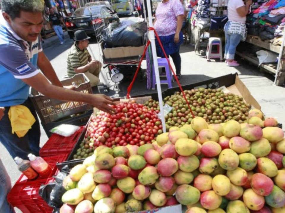 Mercado capitalinos son invadidos por las frutas de temporada; el mango y la ciruela son las más vendidas.