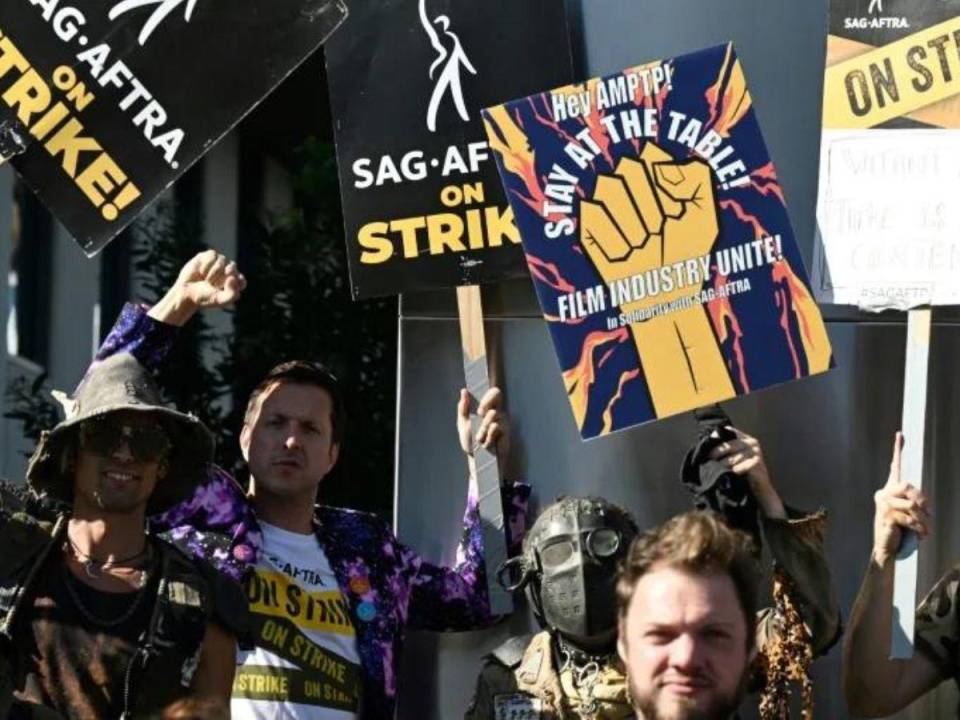 Actores, miembros del sindicato SAG-AFTRA durante su huelga a finales del año pasado.