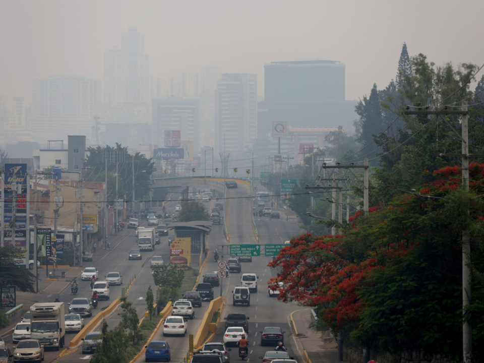 La capa de humo es un reflejo de la contaminación ambiental sobre los cielos del Distrito Central.