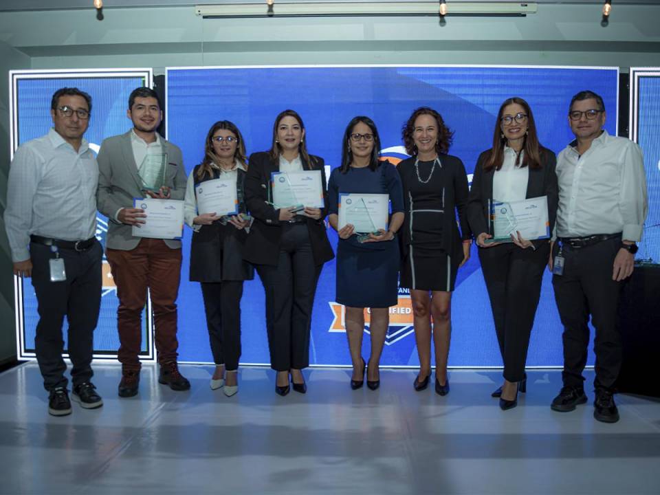 <i>Miembros del equipo de Alcance celebran la entrega oficial de la Certificación COPC GMD, destacando su compromiso con la excelencia operativa y la calidad en el servicio de call center.</i>