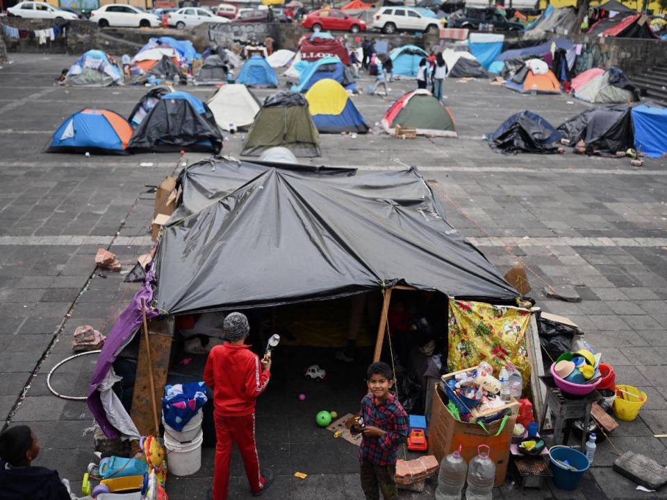 Decenas de migrantes de diferentes nacionalidades se instalaron en Tláhuac, Ciudad de México. La zona parece un campamento y las personas piden apoyo del gobierno.