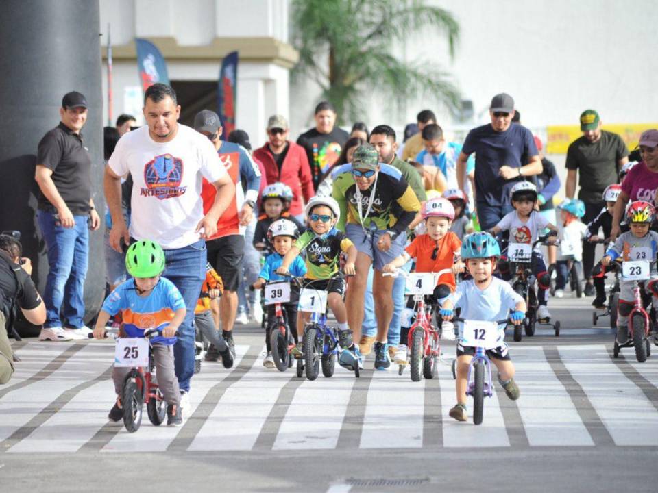 Con entusiasmo desbordante en sus rostros, los pequeños ciclistas de 0 a 4 años abrieron la competencia ciclística este domingo en la novena edición de la Vuelta Infantil 2023.