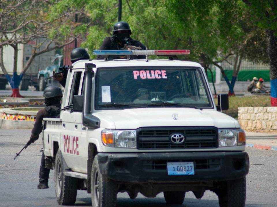 La policía de Haití realiza operativos en las calles luego de los tiroteos registrados por las pandillas criminales que mantienen aterrorizada a la población.