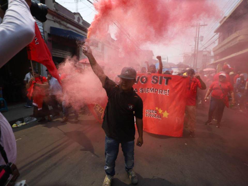 Miles de trabajadores se hicieron presentes este 1 de Mayo a la convocatoria del coordinador de Libre, el expresidente Manuel Zelaya y de los dirigentes sindicales, para marchar en el marco del Día del Trabajador.