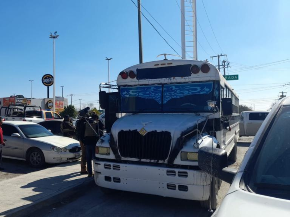 Hombres armados que llevaban pasamontañas detuvieron el autobús y los obligaron a subirse a cinco camionetas.