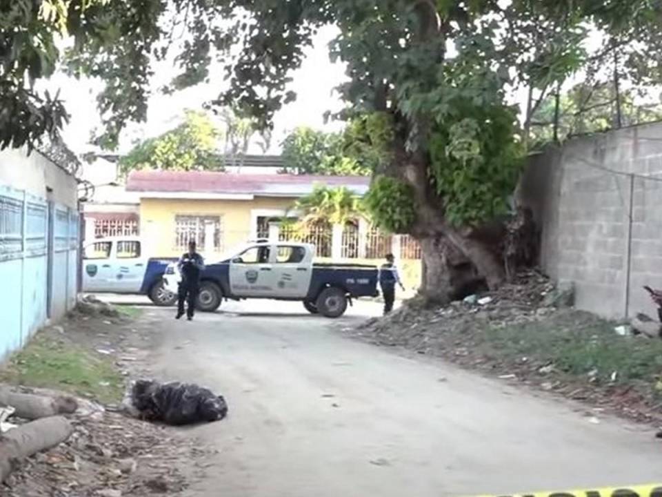 Las autoridades acordonaron la escena, mientras se realizan las pesquisas del caso y a la espera de Medicina Forense.