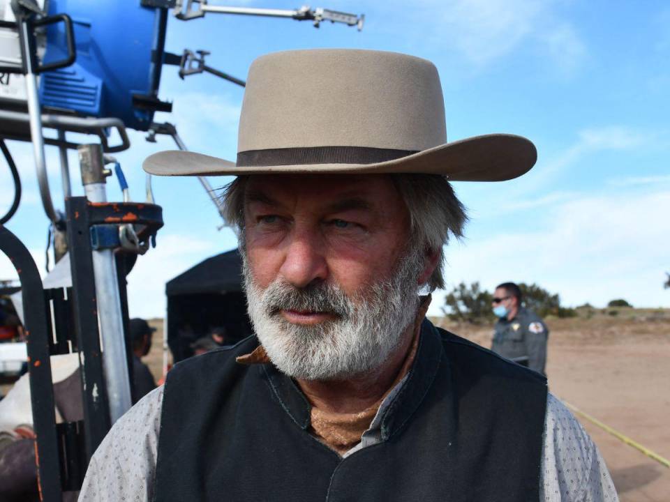 Alec Baldwin vestido del personaje que interpreta en la película “Rust” que terminó de filmarse en 2023.