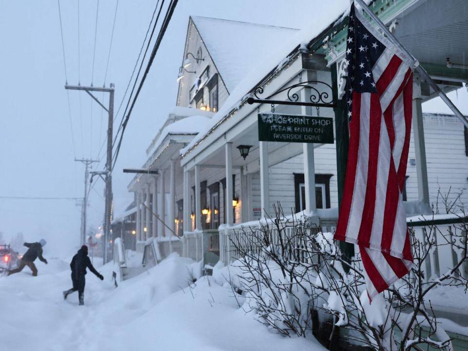 Una poderosa nevada azotó la cadena montañosa de Sierra Nevada, en California, Estados Unidos, durante la noche y la madrugada del sábado, marcando la tormenta más intensa de la temporada.