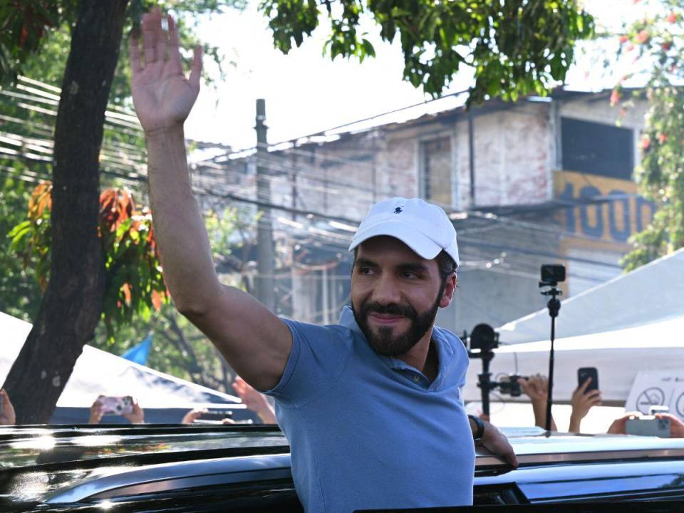 El presidente salvadoreño Nayib Bukele saluda a sus seguidores después de emitir su voto durante las elecciones presidenciales y legislativas en San Salvador el 4 de febrero de 2024.