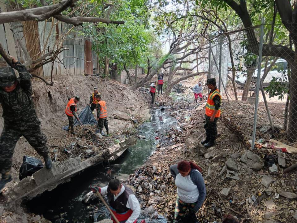 La Alcaldía realiza limpieza en ríos y quebradas de la capital para evitar posibles inundaciones.