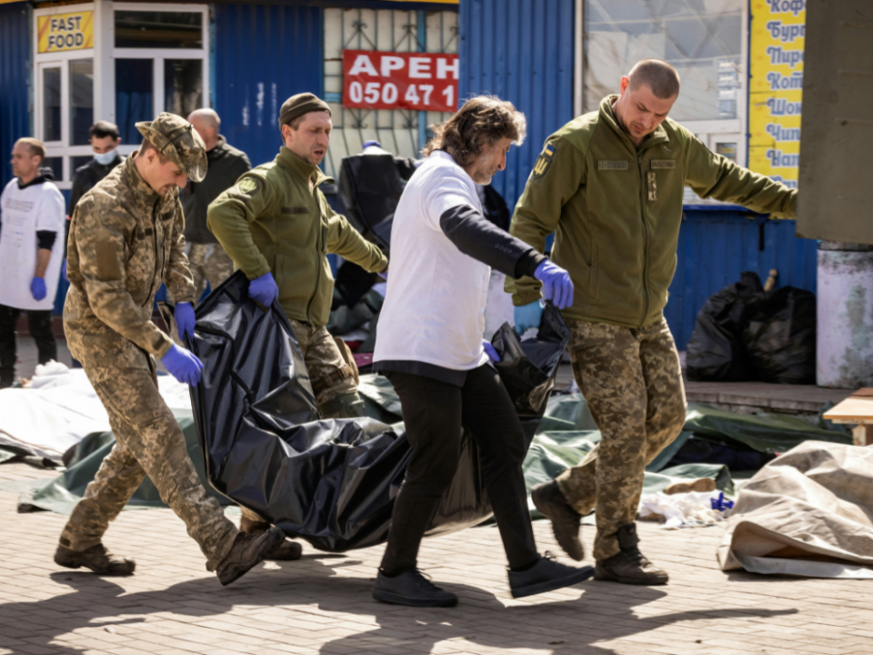 El sábado por la mañana, 24 horas después del bombardeo, las evacuaciones de civiles desde Kramatorsk seguían por carretera.