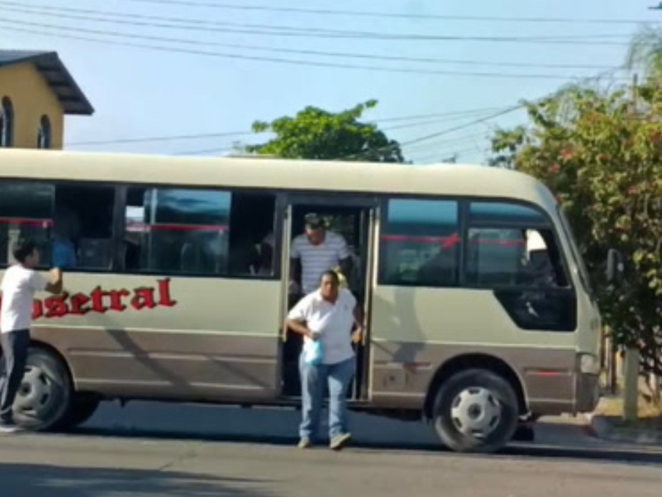 Video: Pasajeros huyen por las ventanas mientras asaltante mata a ayudante de bus en SPS