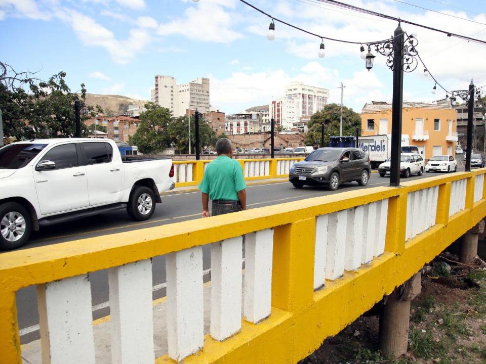 Uno de los puentes que se le dio un gran cambio es el que se ubica en el Río Chiquito, en el barrio La Hoya. Se le hizo reparaciones, pintó, señalizó y se le instaló una nueva iluminación.