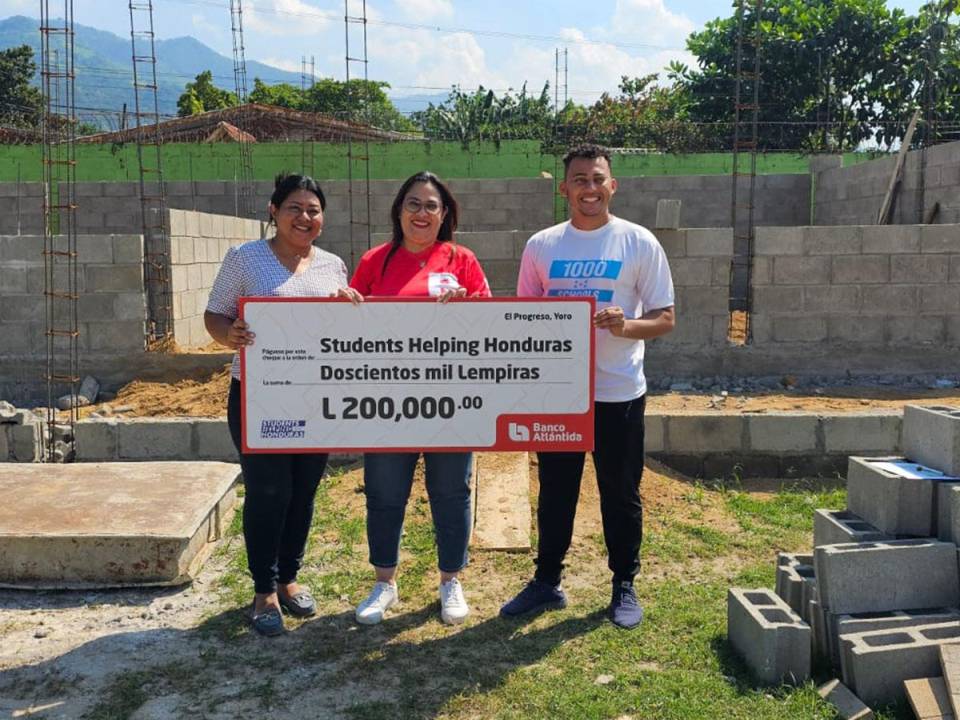 <i>Representante de Banco Atlántida entregan el donativo de L200,000.00 para la construcción de la Escuela José Melecio Velásquez, un futuro educativo para 170 niños en El Progreso. </i>
